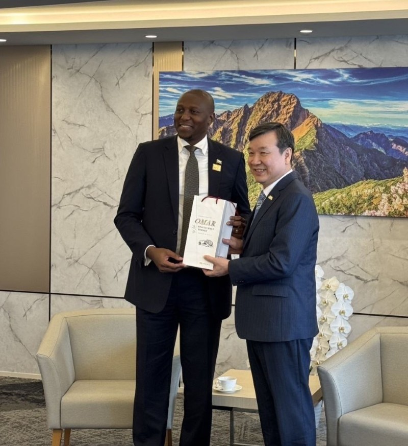 駐日代表李逸洋於6月2日前往大阪世博陪同史瓦帝尼總理戴拉米尼•羅素參訪「Tech World館」，參訪後雙方進行會晤就兩國關係交換意見。
照片：駐日代表李逸洋(右)、史瓦帝尼總理戴拉米尼•羅素(左) 