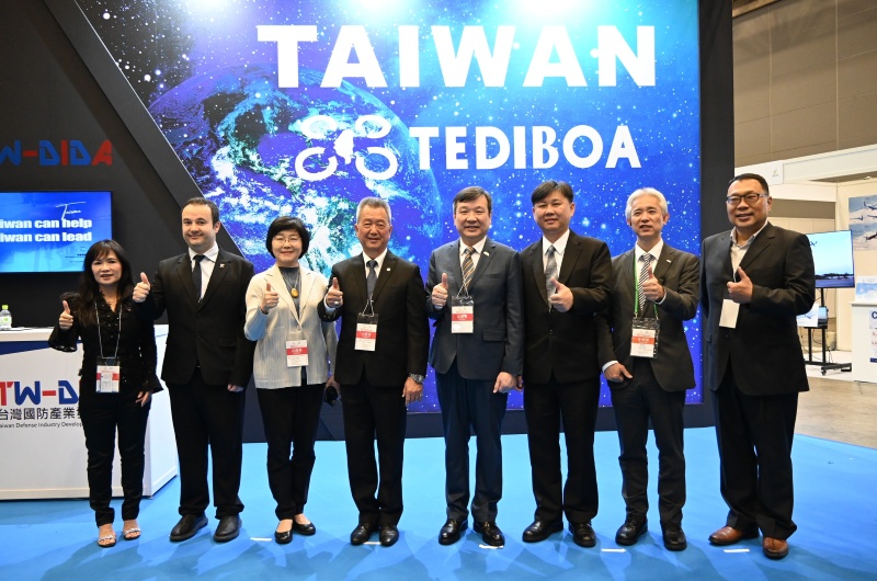 駐日代表李逸洋於6月4日應邀出席在千葉縣舉行之2025年日本國際無人機展「台灣館」開幕典禮。
照片：駐日代表李逸洋（右4）、「台灣卓越無人機海外商機聯盟」(TEDIBOA)主席胡開宏(左4)