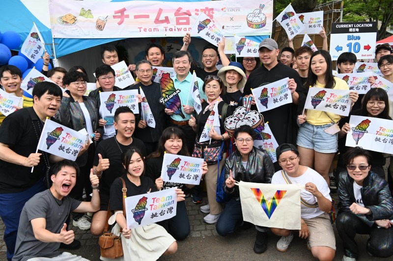 駐日代表李逸洋於6月8日與「台灣紅絲帶基金會」及「台灣伴侶權益推動聯盟」一同參加「2025年東京驕傲遊行」，展現台灣民主韌性與支持多元平權。