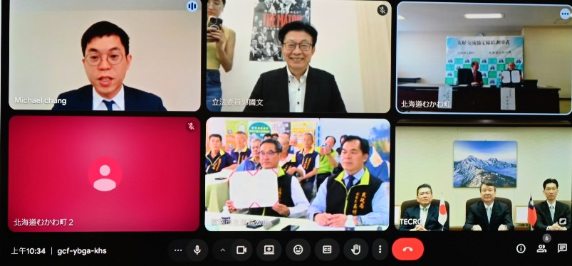 駐日代表李逸洋於6月10日以線上方式見證台南市左鎮區與北海道鵡川町簽署友好交流協定。 駐日代表李逸洋(下排右1畫面中央)、立法委員郭國文 (上排中央畫面)、台南市左鎮區長余基吉(下排中央畫面前列左)、北海道鵡川町長竹中喜之(上排右1畫面右)
