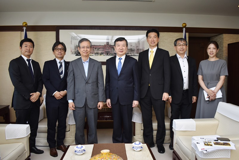 駐日代表李逸洋於6月18日在駐日本代表處會晤負責營運「21世紀論壇」之「梅津財團」理事長松元崇乙行，會談中提及「21世紀論壇」訪台團於5月23日拜會外交部長林佳龍、經濟部次長江文若等，並與台灣財經界青年領袖等交流，對此，李代表回應樂見訪台團在台灣獲得豐碩成果，期盼日後台日間能持續此種交流。李代表並與松元理事長就經貿、半導體產業及台日財經界青年領袖交流等交換意見。圖說1: 駐日代表李逸洋(中)、「梅津財團」理事長松元崇(左3)、「21世紀論壇」訪台團長上田哲也(左2)