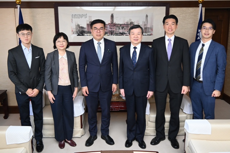 駐日代表李逸洋於6月19日會晤環境部長彭啟明及該部氣候變遷署署長蔡玲儀一行， 雙方就循環經濟、氣候變遷等領域之發展交換意見。
駐日代表李逸洋(右3)、環境部長彭啟明(左3)、氣候署署長蔡玲儀(左2)