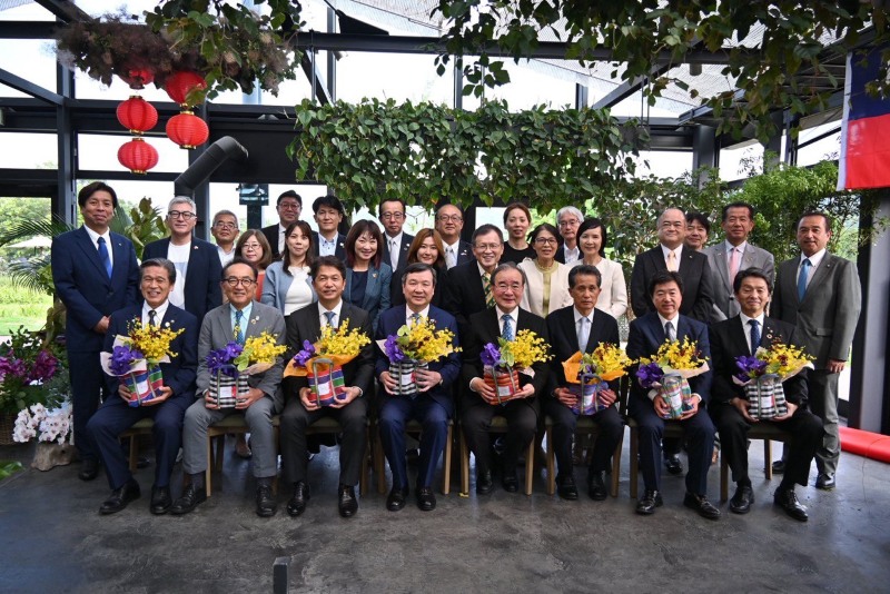 駐日代表李逸洋於6月20日受邀出席「日台共榮首長聯盟」茨城縣分部主辦之茨城縣內地方首長意見交換會及台灣花祭交流會。
照片：出席者合照。