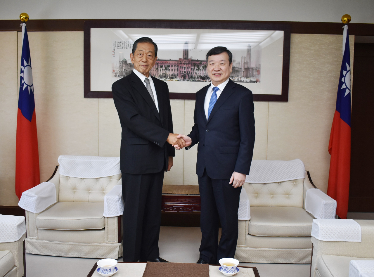 近期甫就任之「公益財團法人日本台灣交流協會」隅修三會長於6月30日前來駐日代表處拜會駐日代表李逸洋。圖說：駐日代表李逸洋(右)及日本臺灣交流協會會長隅修三(左)。
