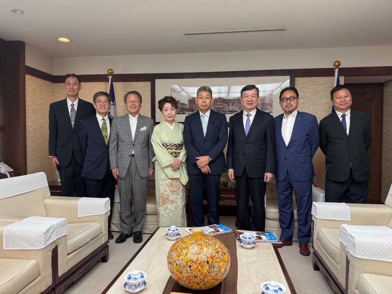 駐日代表李逸洋於7月1日接見公益社團法人北之台雅樂會代表理事井口陽一郎、副理事長井口峰子一行人。
照片：駐日代表李逸洋(右3)、公益社團法人北之台雅樂會代表理事井口陽一郎(右4)、副理事長井口峰子(右5)。