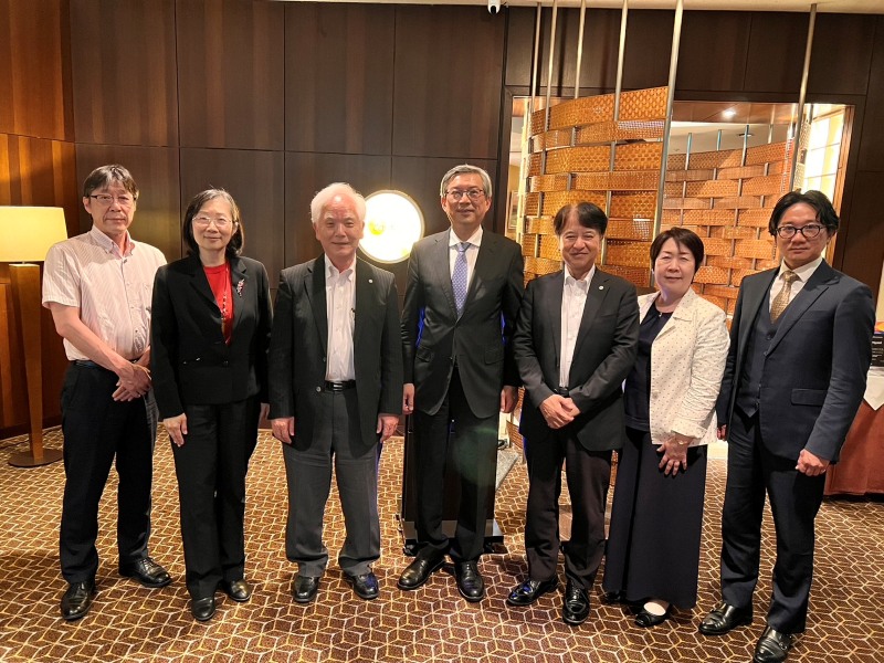2025年6月26日駐日本代表處副代表周學佑會晤國立研究開發法人日本醫療研究開發機構(AMED)先進研究開發戰略中心(SCARDA)濵口道成中心長及團隊。
駐日副代表周學佑(照片中)、顧問鄒幼涵(左2)、AMED SCARDA濵口道成中心長(左3)及團隊等合影。