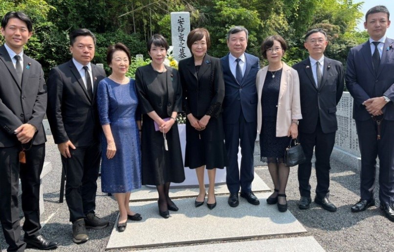 駐日代表李逸洋於7月8日出席在山口縣長門市舉行的「安倍晉三前首相追思會」。圖說：駐日代表李逸洋夫婦偕立法委員李坤城、陳俊宇向安倍昭惠夫人、高市早苗、岸信千世、吉田真次眾議員、山谷惠理子參議員致意