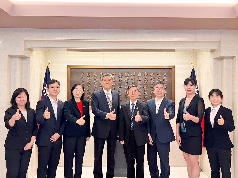 7月10日駐日本代表處副代表周學佑會晤國家科學及技術委員會中部科學園區管理局許茂新局長及團隊。雙方就許局長本次訪日重點包括協助科學園區新創事業、科學園區招商及國際鏈結等充分交換意見。
駐日本代表處副代表周學佑(照片左4)、顧問鄒幼涵(左3)、國家科學及技術委員會中部科學園區管理局局長許茂新(右4)、簡任秘書張蕙璿(右2)、駐日本代表處經濟組組長林明秋(右3)等合影。
