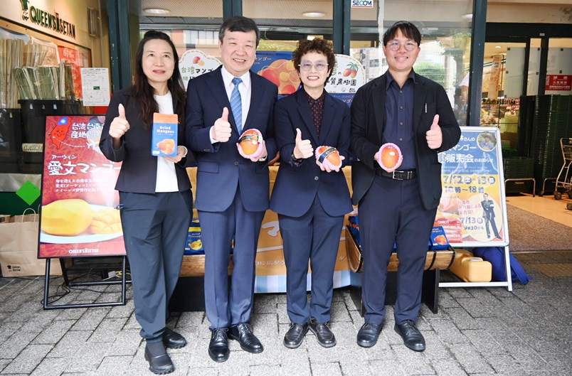 駐日代表李逸洋於7月13日出席在東京都內舉辦的「台南精品愛文芒果上架活動」。圖說:駐日代表李逸洋(左二)、台南市副市長趙卿惠(右二)
