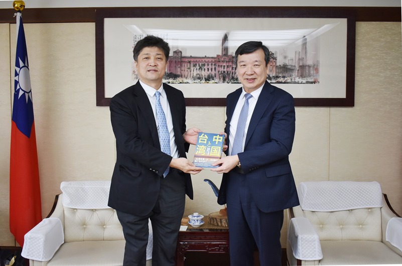 駐日代表李逸洋於7月15日在駐日本代表處會晤東京大學「兩岸關係研究小組」松田康博教授，雙方就兩岸關係、台日政治、經濟及安保等廣泛領域之現狀及展望交換意見。「兩岸關係研究小組」係隸屬東京大學東洋文化研究所，由松田教授主導相關研究。圖說: 駐日代表李逸洋(右)、東京大學東洋文化研究所教授松田康博(左)
