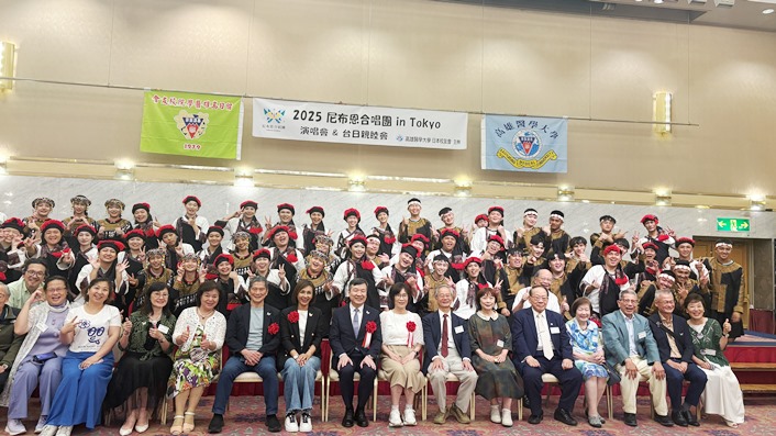 駐日代表李逸洋於7月27日出席由高雄醫學大學日本校友會主辦之「尼布恩合唱團來日演唱暨親睦會」。全體合照。