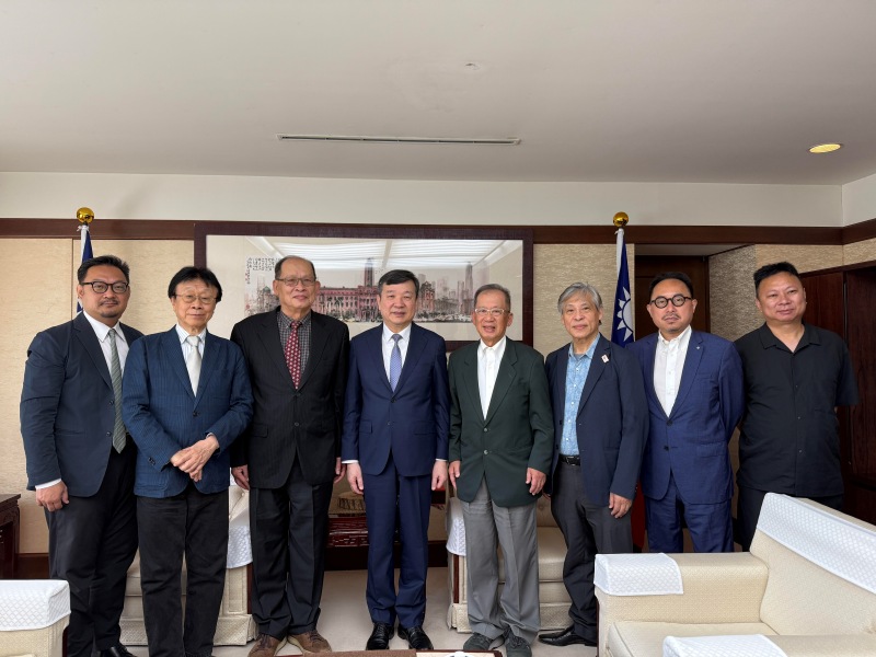 駐日代表李逸洋於7月28日在駐日本代表處會晤台北愛樂管弦樂團團長李羅權等人，雙方就9月大阪世界博覽會文化活動及台北愛樂東京音樂會巡演及台日未來音樂交流及之現狀及展望交換意見。
駐日代表李逸洋(左4) 、台北愛樂管弦樂團團長李羅權(左3)、台北愛樂管弦樂團創辦人賴文福(右4)、日本台醫人協會會長大山青峰(左2)、作曲家陳維斌(右3)、台灣室內樂團團長朱育佑(左1)、台灣文化中心主任曾鈐龍(右2)。