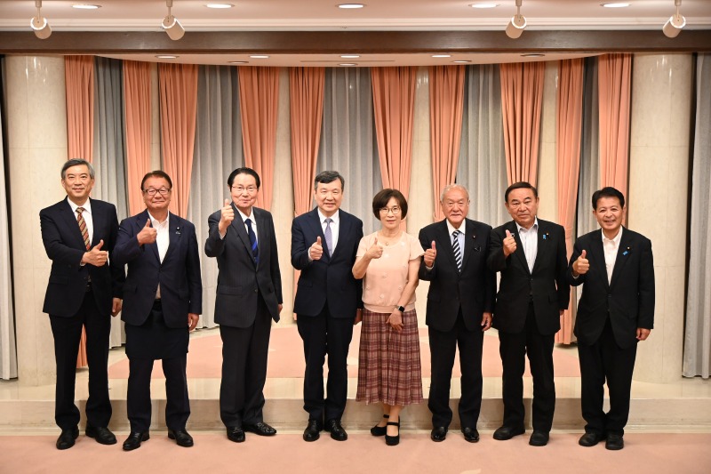 本處李逸洋代表於7月28日會晤「日本台灣親善協會」會長衛藤征士郎及該會國會議員顧問團，就進一步推動台日交流交換意見。
照片：駐日代表李逸洋(左4)、「日本台灣親善協會」會長衛藤征士郎(左3)及該會國會議員顧問團。