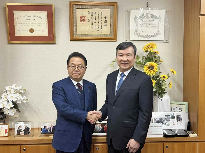 駐日代表李逸洋於7月29日拜會世耕弘成眾議員，雙方就台日關係及經貿合作等廣泛議題等交換意見。圖說: 駐日代表李逸洋(右)拜會世耕弘成眾議員(左)