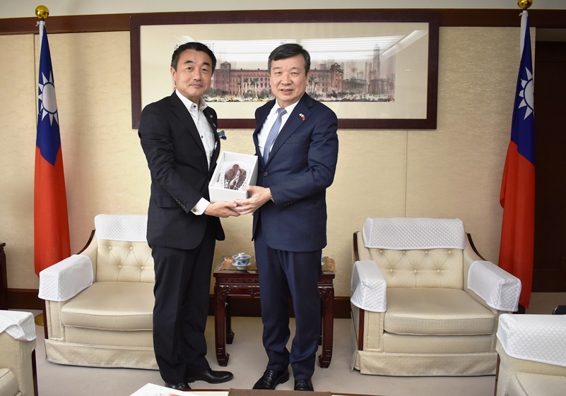 駐日代表李逸洋於8月4日會晤自民黨佐佐木紀眾議院議員，期間雙方表示臺日面臨許多自然災害，在防災領域互助合作甚為重要，並針對未來的防災、救災及減災相關研究及應對方式等交換意見。圖說：駐日代表李逸洋(右)、眾議院議員佐佐木紀(左)。
