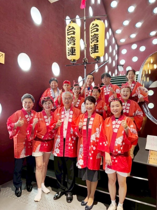 東京都杉並區於8月23至24日，舉辦一年一度的「高円寺阿波舞」祭典，二日共吸引逾百萬民眾到場觀賞。在日僑界亦由東京高円寺阿波舞台灣連日本總會尹會長世玲率領組成「台灣連」參與盛會。駐日副代表蔡明耀夫婦應邀與杉並區長及各地友好市町村首長餐敘外，並向由旅日台僑組成的阿波舞團「台灣連」全體成員致意，感謝僑胞長期積極參與地方文化活動，促進臺日交流，提升臺灣能見度。圖說: 駐日副代表蔡明耀夫婦(前排中及右二)到場予「台灣連」勉勵。