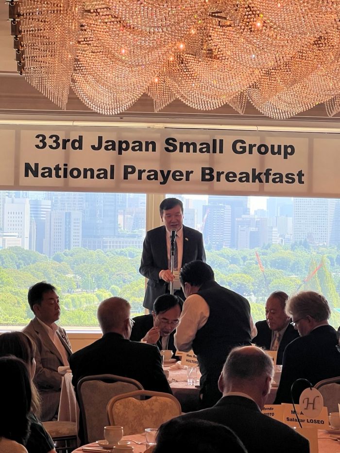 8月27日駐日代表李逸洋應邀出席由「Japan Small Group」主辦之「Asian Gathering」大使午餐會，並於致詞時提及我國賴總統打造「民主供應鏈」之構想，強調台灣製造全世界9成之先進晶片與AI伺服器，期待今後能與日本、美國、歐洲及理念相近國家合作重塑全球供應鏈，共同為印太地區繁榮而努力。
照片：駐日代表李逸洋於餐會中致詞。
