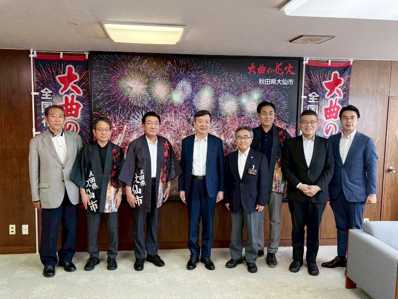 8月30日駐日代表李逸洋應邀訪問秋田縣仙北市及大仙市，分別會晤仙北市長田口知明及大仙市長老松博行，當晚並出席日本三大煙火大會「大曲煙火競技大會」，現場與御法川信英眾議員、秋田縣副知事神部秀行，以及東北地區地方行政首長及議會議長交流。翌（8月31）日應邀出席「仙北市國際交流協會歡迎午宴」，與該協會、仙北市政府及市議會等友台人士交流。圖說：駐日代表李逸洋(左四)與大仙市長老松博行(左三)及市府團隊、仙北市副市長赤上陽一(右四)、「仙北市國際交流協會」會長西村隆作(左一)會晤。