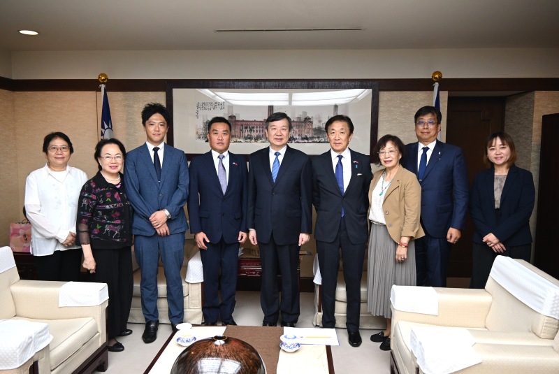 駐日代表李逸洋9月5日會晤「中華民國留日東京華僑總會」第42屆會長彭勻孝及該會幹部。
照片：駐日代表李逸洋（中央）、留日東京華僑總會會長彭勻孝（左4）。