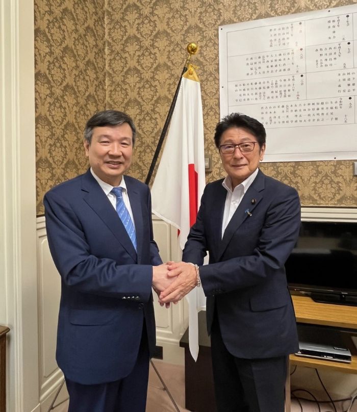 駐日本代表處李大使逸洋於9月3日拜會日本參議院自民黨黨團會長松山政司參議員，雙方就台日關係、台海情勢及雙邊科技合作等節交換意見。
照片：駐日代表李逸洋(左)、日本參議院自民黨議員會長松山政司參議員(右)。


