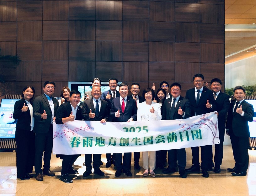 9月10日駐日代表李逸洋主持工作餐會，與立法院何委員欣純及「春雨地方創生國會訪日團」交流。李大使致詞感謝何委員、「春雨文教基金會」董事長施志昌台中市議員等5位地方議員及民間有志之士長期致力推動台日地方創生交流。何委員致詞對本處推動台日關係發展表達敬意，願偕地方議員及民間團體與本處共同為深化兩國關係作出貢獻。圖說：駐日代表李逸洋與立法院何委員欣純及「春雨地方創生國會訪日團」合照