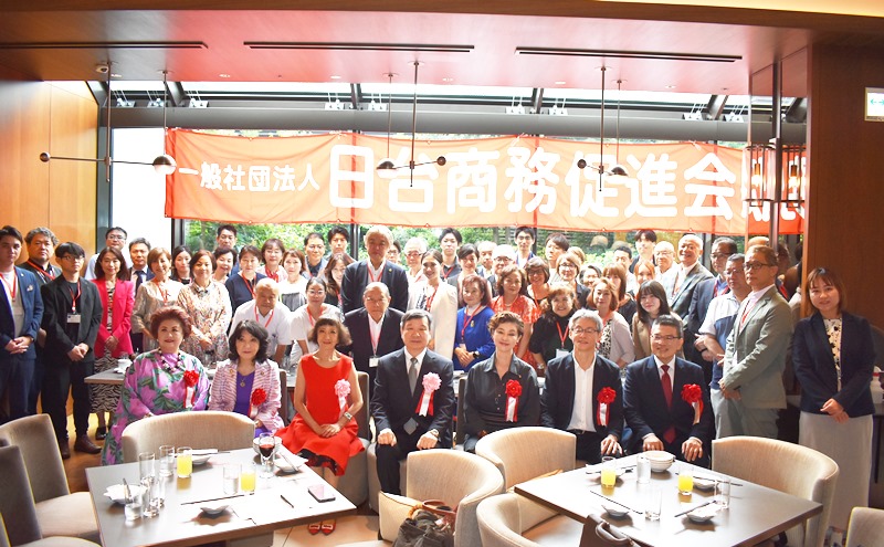 駐日代表李逸洋9月11日出席「日台商務促進會」交流會，李代表致詞時感謝「日台商務促進會」成立以來長年協助推動台日經貿及文化交流。圖說:全體合照：駐日代表李逸洋（前排左4）、「日台商務促進會」會長今角友美（左3）、參議員片山さつき(左2)及參議員石井苗子(左5)。