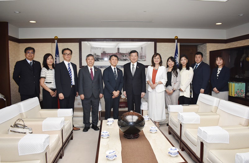 駐日代表李逸洋9月11日會晤「日本中華聯合總會」會長羅鴻健等執行團隊及該會青年部幹部乙行，李代表致詞時感謝「日本中華聯合總會」自1946年成立以來，一直肩負凝聚僑心、統籌全日本僑社的重要角色。圖說:駐日代表李逸洋（中央）、「日本中華聯合總會」會長羅鴻健（左5）、該會執行團隊及青年部部長李明杰(左3)。

