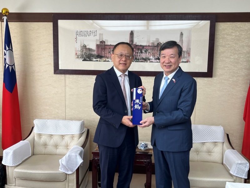 駐日代表李逸洋於9月16日會晤台灣高鐵公司董事長史哲，雙方除就台灣高鐵之新車採購計畫、營運規畫、各站點之狀況及高鐵路線帶動台灣之地方發展等交換意見，並就後續如何加強台灣高鐵與日方之合作事宜進行討論。
照片：駐日代表李逸洋(右)、台灣高鐵董事長史哲(左)。