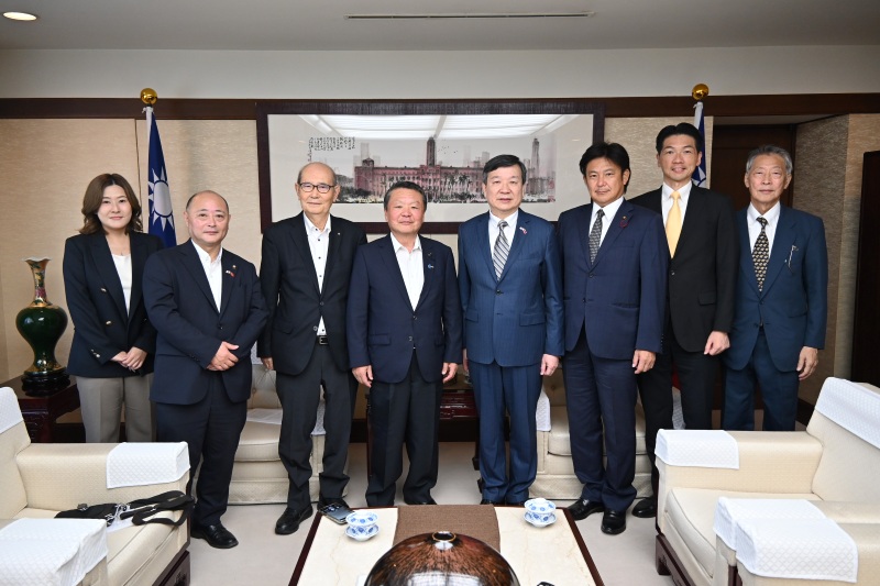 駐日代表李逸洋9月17日會晤「台日交流高峰會IZA鎌倉」執行委員會委員長暨神奈川縣議會議員松田良昭及該執委會幹部。李代表對於每年舉辦之台日交流高峰會皆表明支持台灣參與世界衛生組織(WHO)等國際組織表達謝意，並盼今年「台日交流高峰會IZA鎌倉」順利舉行。
照片：駐日代表李逸洋（右4）、「台日交流高峰會IZA鎌倉」執行委員會委員長暨神奈川縣議員松田良昭(左4)、鎌倉市議會議長中澤克之(右3)、鎌倉市議會議員松中健治(左3)、鎌倉市議會議員中村聰一郎(左2)。