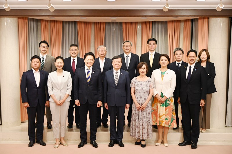 駐日代表李逸洋於9月17日與日本國民民主黨青年局局長淺野哲等國會議員一行就台海和平穩定，台日經貿等議題交換意見。駐日代表李逸洋(前排中央)、日本國民民主黨青年局局長淺野哲眾議員(前排左3)。