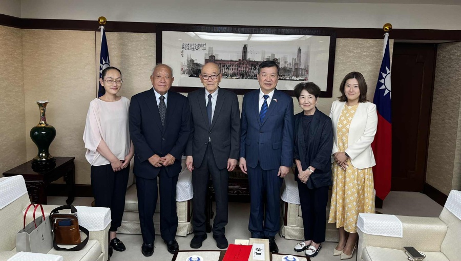 駐日代表李逸洋於9月18日接見山口縣日台親善協會中治宣光會長一行。中治會長係日治時期台灣首座現代百貨公司「菊元百貨」創辦人重田榮治之外孫，重田創辦人孫子亦陪同來訪。該百貨於1932年開幕，2017年經台北市政府文化局登錄為歷史紀念建築。李代表感謝中治會長分享珍貴口述歷史，並長年積極提供史料予相關展覽，對促進台日親善交流亦不遺餘力，貢獻良多。
照片：駐日代表李逸洋(右3)會晤中治宣光會長(左3)