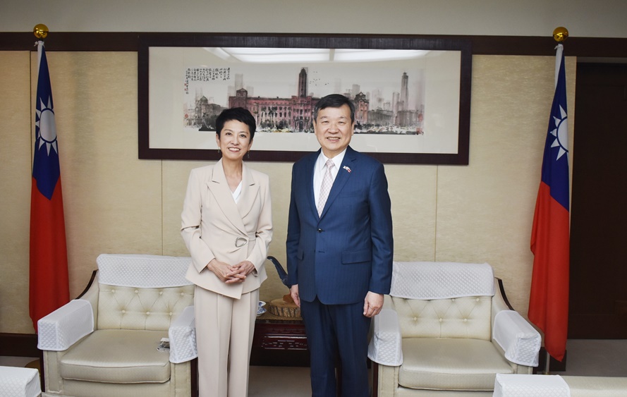 駐日代表李逸洋9月19日會晤立憲民主黨參議員蓮舫，雙方就半導體、能源、無人機及次世代通訊等領域進一步交流及強化合作等交換意見。
照片：駐日代表李逸洋（右）、立憲民主黨參議員蓮舫(左)。
