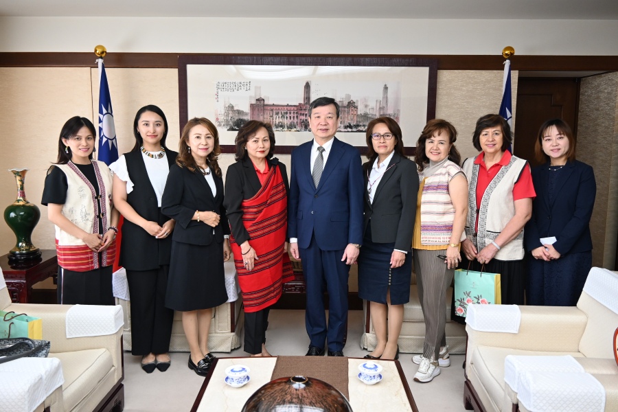 駐日代表李逸洋於9月24日與「在日台灣原住民聯合會」黃秀蘭會長乙行會晤，並就強化臺日交流交換意見。
照片：駐日代表李逸洋(中央)、在日台灣原住民聯合會會長黃秀蘭(左四)。