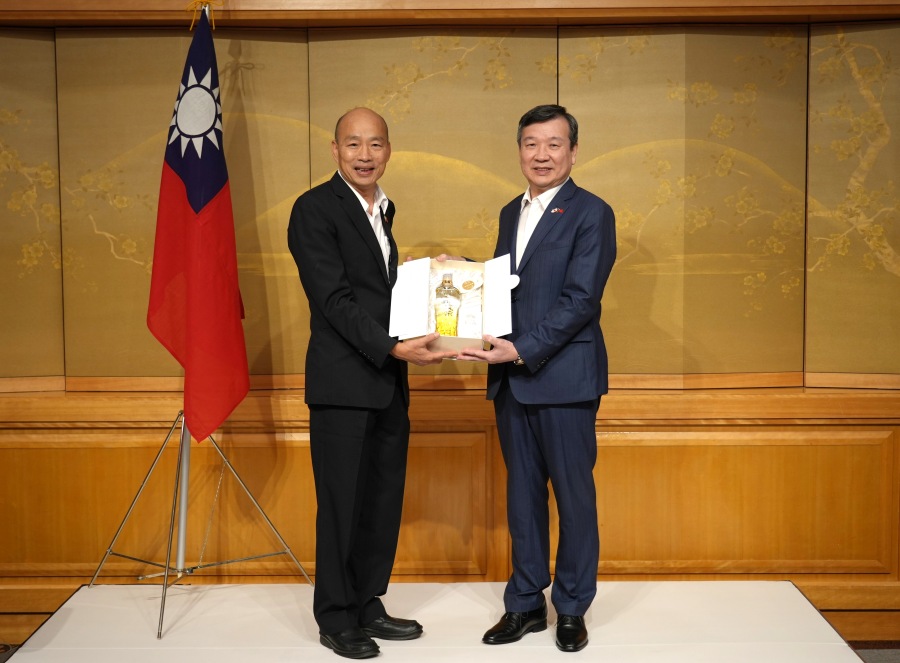 駐日代表李逸洋9月26日設宴款待立法院長韓國瑜及跨黨派立委訪日團，該團主要目的為深化與日本朝野立委交流。李代表致詞時表示，韓院長及立委推動國會外交，深化台日交流，全面提升台日關係，收穫非常豐碩。
照片：駐日代表李逸洋(右)、立法院長韓國瑜(左)。