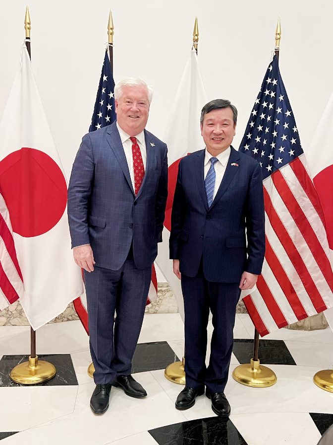 2025年9月25日駐日代表李逸洋應邀與美國駐日大使葛拉斯(George Glass)餐敘，雙方今後將持續深化合作關係。圖說 ：駐日代表李逸洋(右)與美國駐日大使葛拉斯(左)合影