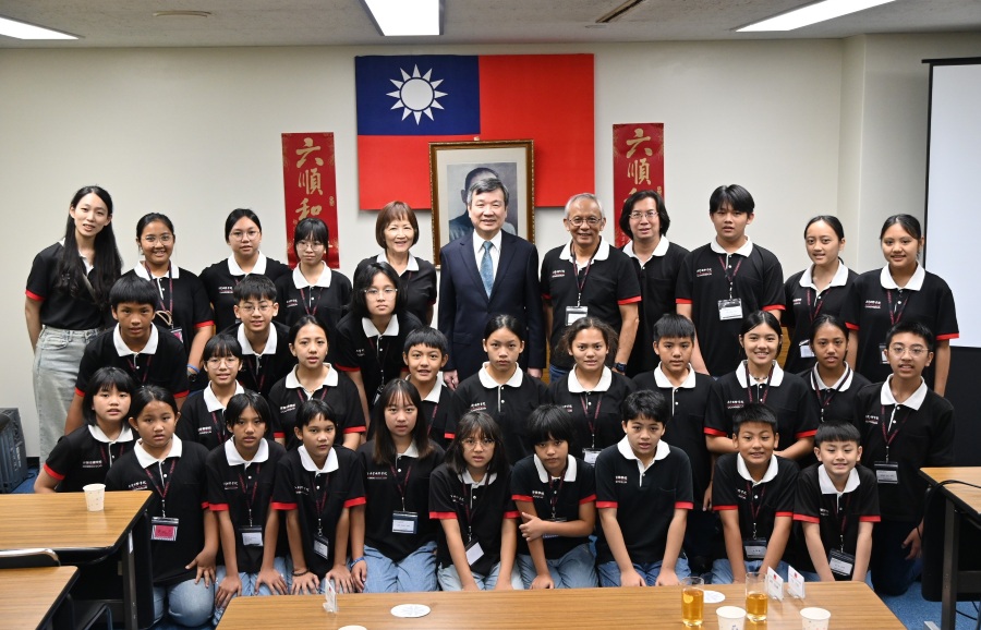 由台灣布農族兒童組成的「台灣原聲童聲合唱團」於10月2日拜會駐日代表李逸洋，李代表提及該合唱團清晨從台灣玉山山腳出發，並於當天晚間即在東京舉行音樂會，展現天籟之聲，期盼今後也能將台灣的歌聲傳遞到世界，讓國際社會更了解台灣。
照片：駐日代表李逸洋(後排中央)、「台灣原聲童聲合唱團」團長馬彼得(後排右5)原聲國際學院國中小部校長洪春滿(後排左5)及合唱團團員