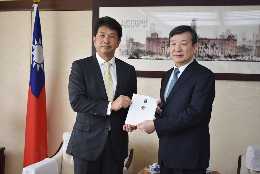 駐日代表李逸洋10月2日會晤茨城縣知事大井川和彥乙行，並接受大井川知事捐贈該縣協助台灣花蓮水災重建之義援金目錄。李代表感謝茨城縣提供捐款，稱大井川知事和茨城縣人民在花蓮水災發生後迅速表達慰問之意，對災區民眾而言是莫大鼓舞。