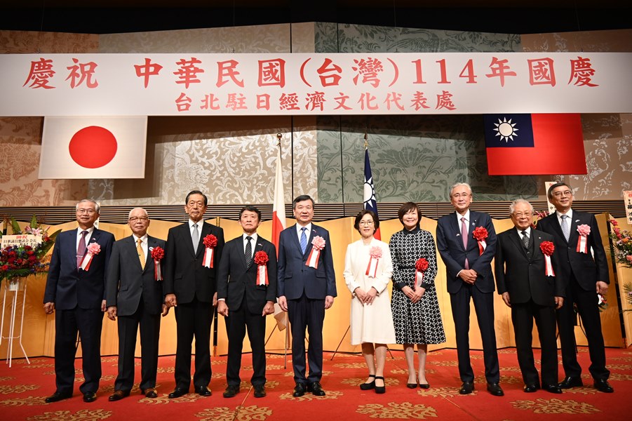 駐日代表李逸洋於本(114)年10月8日下午5時30分假東京大倉飯店主持「慶祝中華民國（台灣）114年國慶酒會」。圖說:照片左起，駐日副代表蔡明耀、全日本台灣連合會會長趙中正、日本台灣交流協會會長隅修三、日本中華聯合總會會長羅鴻健、駐日代表李逸洋與夫人、安倍昭惠女士、日華懇會長古屋圭司、東京國際大學理事長‧總長倉田信靖、駐日副代表周學佑