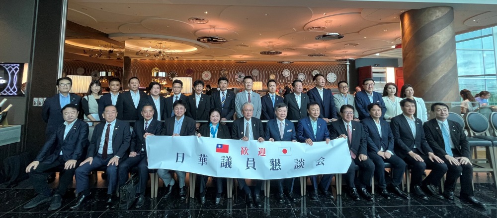 「日華議員懇談會」會長古屋圭司眾議員率日本國會議員慶賀團，於10月9日赴台參加我國慶相關活動，駐日代表李逸洋至東京羽田機場送機時，感謝議員們懷抱熱情參加祝賀團並述及這次行程相當緊湊，預定晉見賴總統及蕭副總統、拜會立法院韓院長、三三會及台灣事實查核中心等，期盼藉由這次訪台讓各位留下美好回憶及有意義的成果。
照片：駐日代表李逸洋(前排右6)與日華懇會長古屋圭司眾議員(前排左6)等「日本國會議員祝賀團」團員合照。