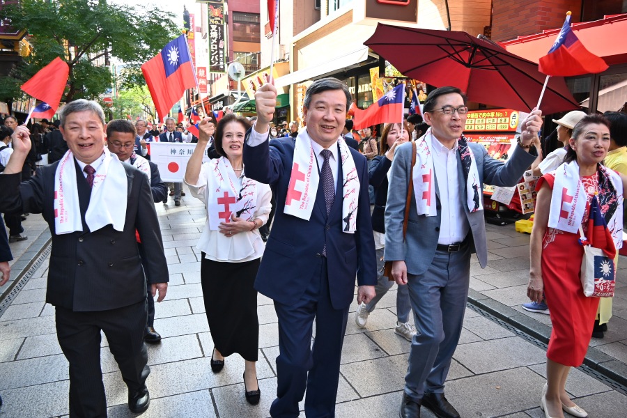 駐日代表李逸洋於10月10日出席由橫濱華僑總會在橫濱中華學院所舉辦「中華民國114年雙十國慶慶祝活動」致詞時表示，橫濱中華街的遊行已有超過百年的歷史，我們繼承孫文先生的志業，為追求民主與自由而遊行。
照片：駐日代表李逸洋(中央)、與橫濱分處處長范振國(右2)、橫濱華僑總會會長許耀庚(左1)及一同與遊行隊伍在橫濱中華街遊行。