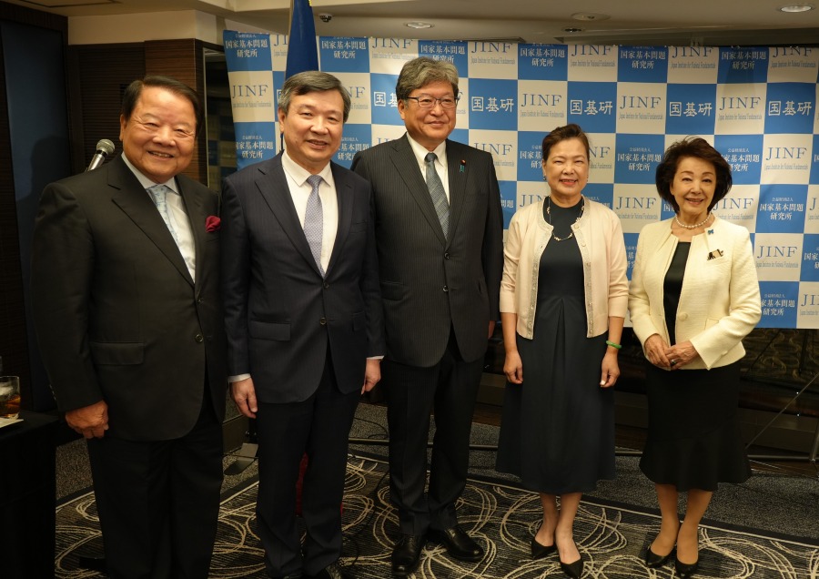 駐日代表李逸洋於10月13日出席日本智庫「國家基本問題研究所」主辦之「台日半導體同盟」研討會歡迎晚會。
照片：駐日代表李逸洋(左2)、眾議院議員萩生田光一（中）、日本中華聯合總會名譽總會長詹德薰（左1）、前經濟部長王美花（右2）、國家基本問題研究所理事長櫻井良子（右1）。 
