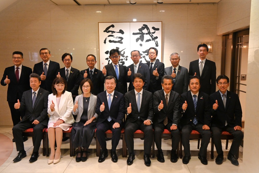 駐日代表李逸洋於10月16日在本處會晤茨城縣知事大井川和彥及該縣地方首長。李代表感謝大井川知事代表該縣提供捐款以協助台灣花蓮水災重建，並稱茨城縣為日本47個都道府縣中，首個知事及縣內各地方首長齊聚於駐日代表處之地方政府，對此深感榮幸。
照片：駐日代表李逸洋(左4)、茨城縣知事大井川和彥 (右4)、笠間市市長山口伸樹 (右3)。