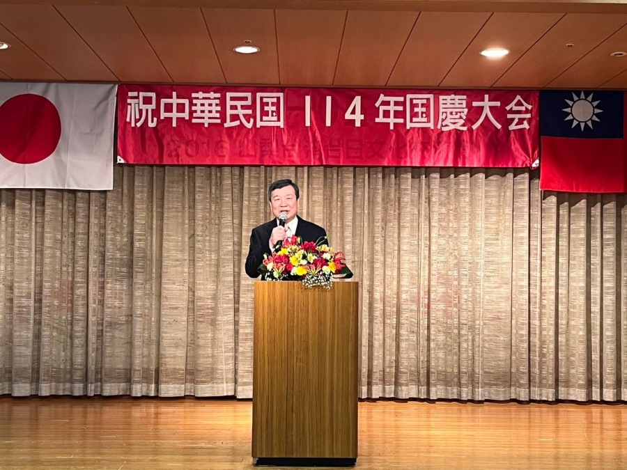 駐日代表李逸洋於10月26日應邀出席山梨台灣總會舉辦的「中華民國114年國慶大會」，李代表致詞時感謝山梨台灣總會協助，使得台灣與山梨縣在經濟、教育、文化等領域建立深厚關係，並指出日本是台灣鳳梨、香蕉和芒果的最大出口國，而台灣是日本蘋果、葡萄、山藥和柿子的最大出口國，台灣購買許多日本農產品，展現台日情誼深厚。
照片：駐日代表李逸洋致詞。