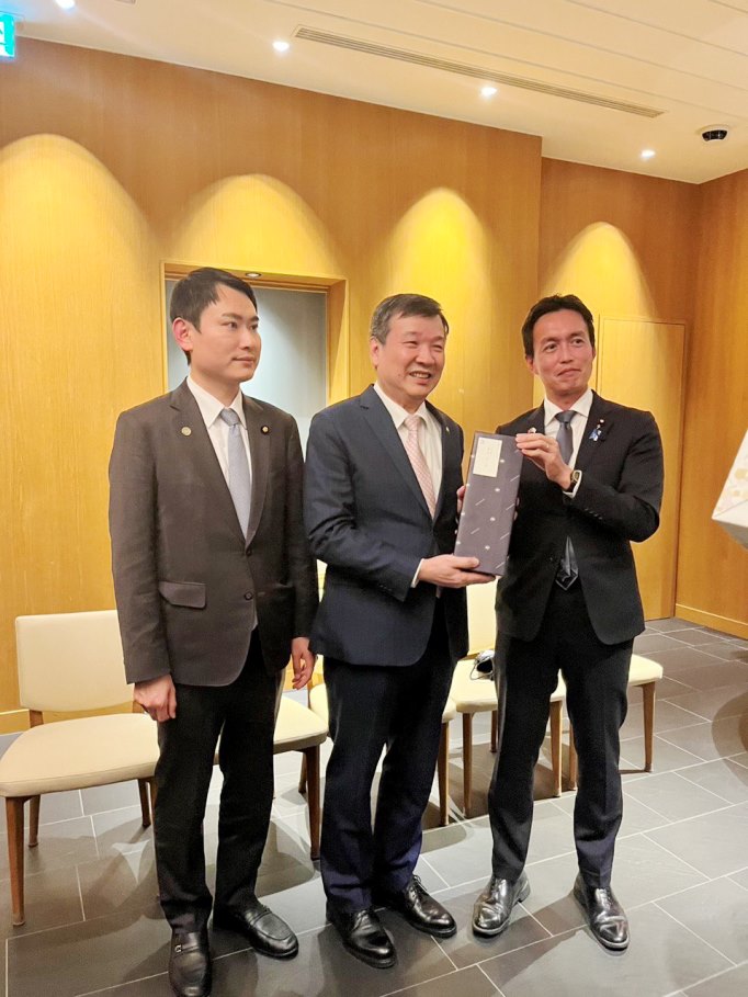 圖說：駐日代表李逸洋（中）、民進黨青年局長陳冠廷立委（左）及自民黨青年局長平沼正二郎眾議員（右）