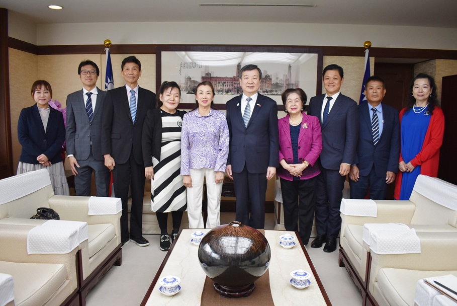 駐日代表李逸洋10月30日會晤「日本台灣商會聯合總會」總會長洪益芬及該會名譽總會長、副會長及諮詢委員等，李代表感謝該會在洪會長等歷屆會長領導下，長年來對於促進台灣與日本商業往來做出貢獻。圖說：駐日代表李逸洋(右5)、「日本台灣商會聯合總會」總會長洪益芬(左5)。
