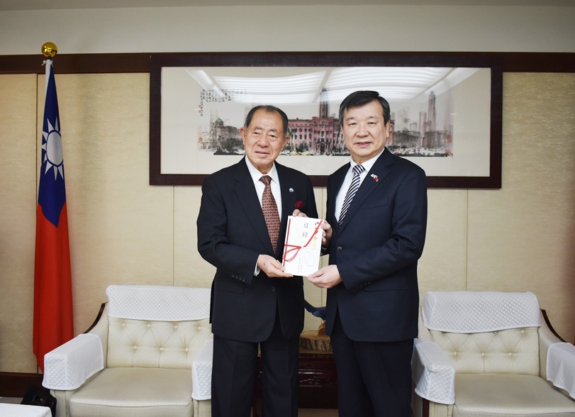 駐日代表李逸洋於10月31日會晤「NPO法人育櫻會」會長兼理事長松澤寛文，並接受該會捐贈協助台灣花蓮水災重建的義援金目錄。 李代表感謝該會提供捐款，稱該款對災區民眾而言是莫大鼓舞。圖說:駐日代表李逸洋(右)、「育櫻會」會長兼理事長松澤寛文(左)