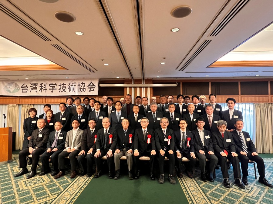 駐日本代表處周副代表學佑偕科技組吳組長嘉文於本(2025)年11月7日出席「第 35 屆臺日工程技術研討會日本壯行會」，本屆日方講師計逾60名訪臺出席研討會；周副代表致詞祝福日方各界工程技術代表訪臺行程順利。
照片：駐日副代表周學佑(照片前排右6)、第 35 屆臺日工程技術研討會講師團長日本大學名譽教授阿部忠(左6)、副團長東北大學教授長坂徹也(右5)、臺灣科學技術協會理事長楊馬田(左5)等合影。