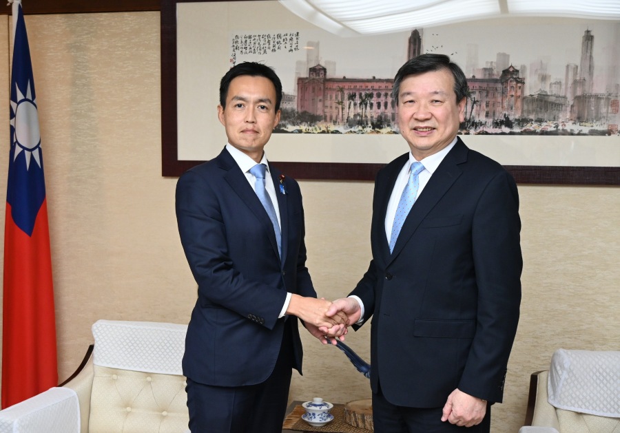 駐日代表李逸洋於11月11日會晤自民黨青年局局長平沼正二郎眾議員乙行，李代表向平沼局長及自民黨青年局幹部就任表達祝賀之意，並期盼今後透過彼此努力，更為強化台日之間交流，深化雙方友誼。
照片：駐日代表李逸洋(右)、自民黨青年局局長平沼正二郎眾議員(左)。