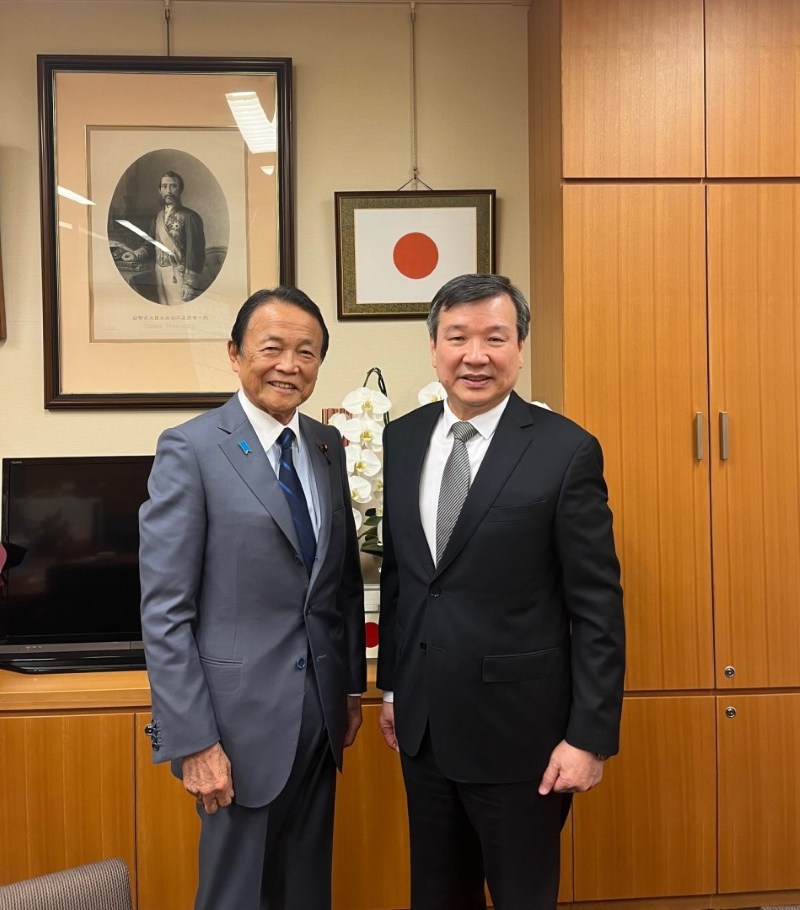 駐日代表李逸洋於11月12日拜會日本自由民主黨副總裁麻生太郎前首相，雙方就日本政局等交換意見。
照片：駐日代表李逸洋(右)、日本自由民主黨副總裁麻生太郎前首相(左)。

