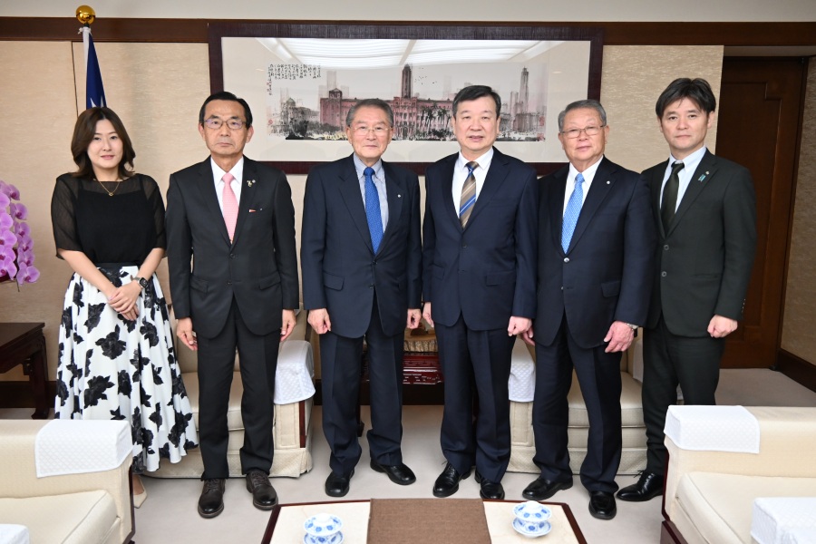 駐日代表李逸洋於11月18日會晤「熊本縣町村會」會長竹崎一成(熊本縣芦北町町長)乙行，對竹崎會長上(10)月訪台並捐贈花蓮水災義援金表達謝意。
照片：駐日代表李逸洋(右3)、熊本縣町村會會長/芦北町町長竹崎一成(左3)